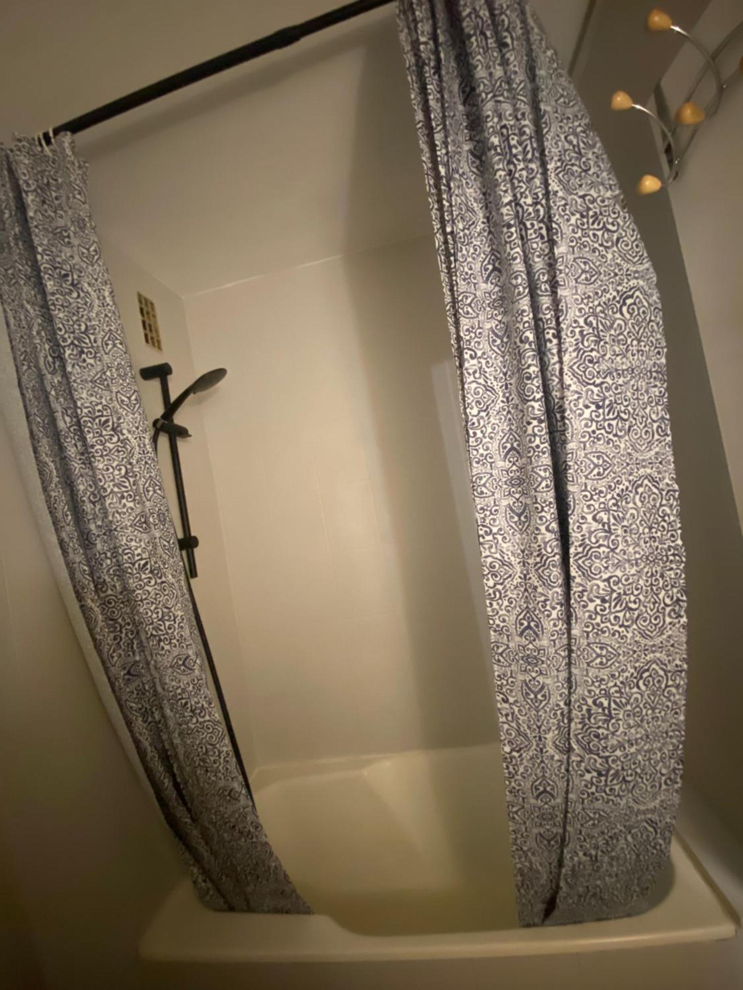 Bel Appartement Spacieux ,Convivial De 3 Chambres Avec Parking Prive Secure Caen Exteriér fotografie