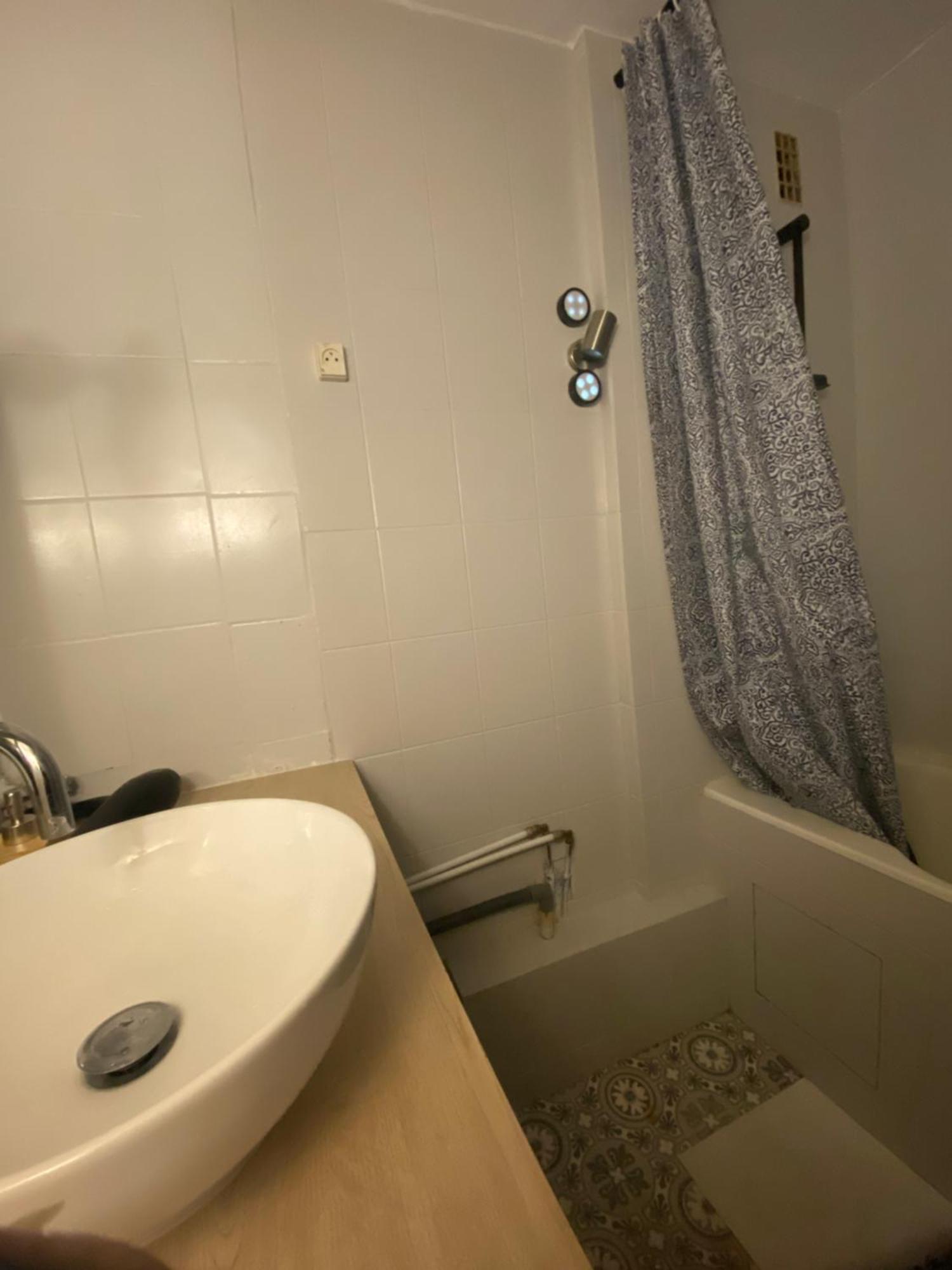 Bel Appartement Spacieux ,Convivial De 3 Chambres Avec Parking Prive Secure Caen Exteriér fotografie